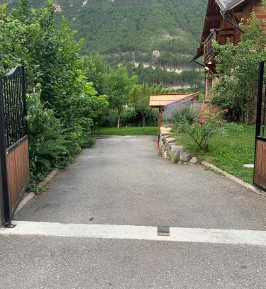 La Roche-de-Rame Apartment | Appartement en rez de jardin