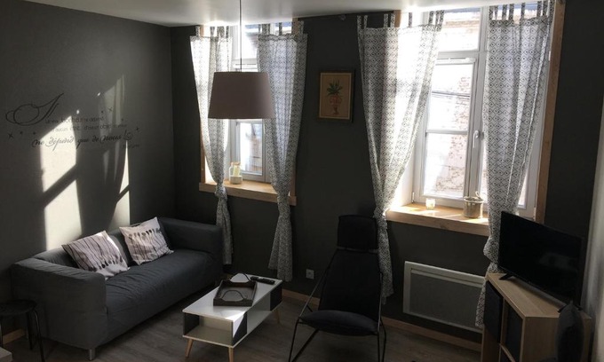 Givet Apartment | Appartement impeccable en centre ville