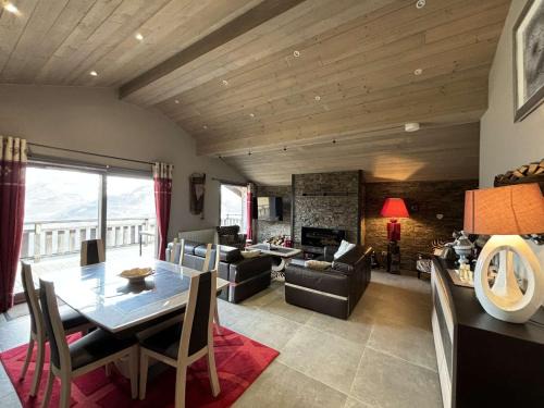 Auris Apartment | Appartement moderne 5 pièces, proche des pistes avec cheminée, terrasse, parking et bois inclus - FR-1-297-346