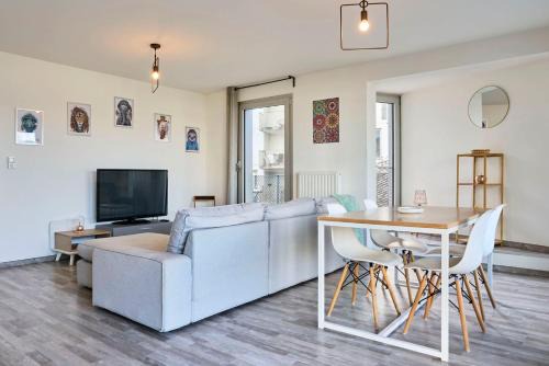 Lille-Moulins Apartment | Appartement proche métro & 2 balcons + parking