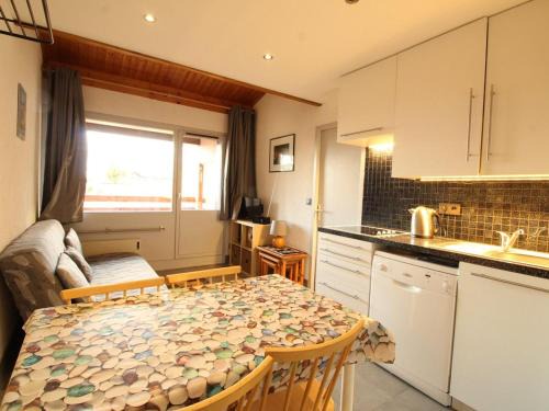 Les Carroz-d'Araches Apartment | Appartement rénové 2 pièces, 6 personnes, pied des pistes, proche commerces et services, parking inclus - FR-1-572-132