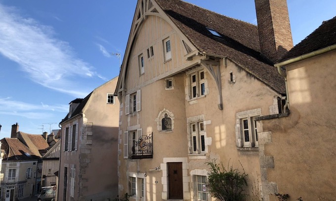 Auxerre Apartment | Appartement Très Spacieux de 120 m2 Dans une Magnifique Maison du Moyen âge