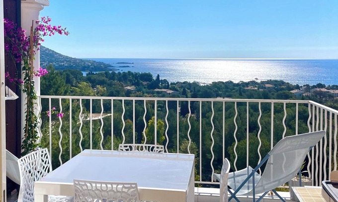 Le Dramont Apartment | Appartement Vue Mer Imprenable - All comforts in an exceptional setting