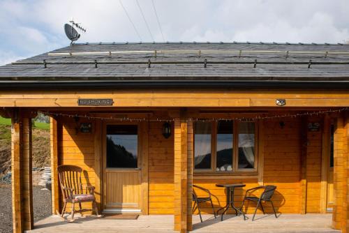 Welshpool Ski Chalet | APPLE Cabin - Little Log Cabin in Wales