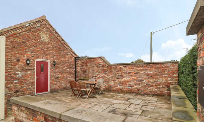 Dunnington Cottage | APPLE TREE COTTAGE, family friendly, with a garden in Dunnington