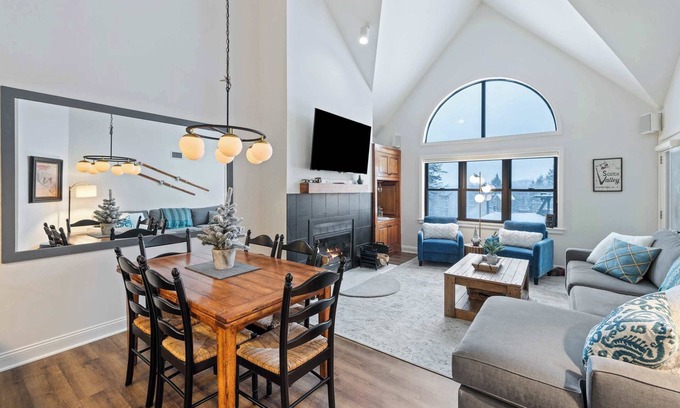 Ludlow Condo | Apres Chalet: Winterplace Ski-in/Out pool+hot tubs