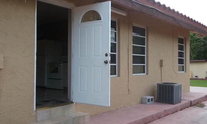 Tamiami Apartment | Apt 2 Q Beds 1 twin, Kitchen ,After 2 guests 15 dollars per person x night