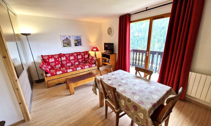 Valfrejus Apartment | Apt 6/8, 2 rooms, cabin, center of Valfréjus, WiFi, pets allowed