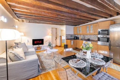 Strasbourg -Saint-Denis Apartment | Apt Grands Boulevards 4 Guests