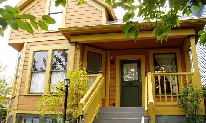 Eliot Apartment | Apt in urban setting. Close to Everything, Short walk to Coffee & Restaurants