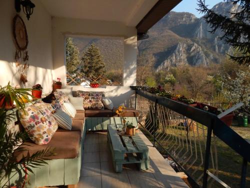 Dolna Matka Apartment | Apt - Sleeps 2 - Balcony - Pets Ok