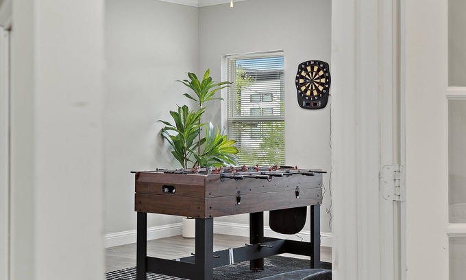 West Dallas House | Arcade games + Foosball Table + 10 mins to DT + Dart + 16+ People Luxury Retreat