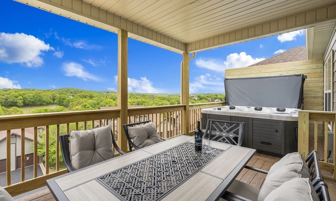 Branson West Condo | Arcade, Hot Tub, Deck Area, Free Tickets, Bright Upgraded Decor-Ledgestone Golf OnSite!