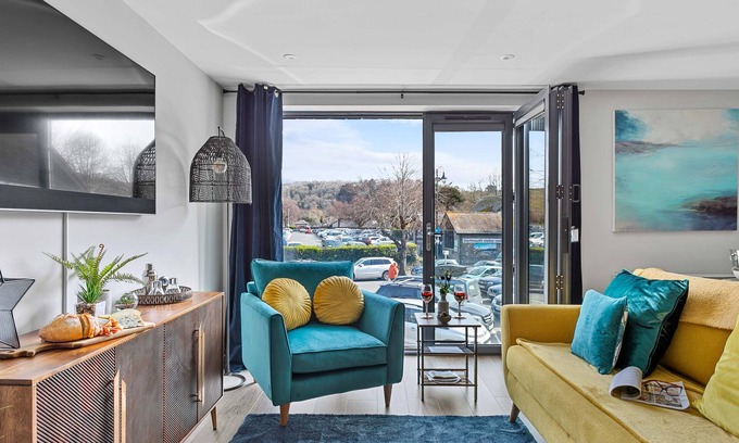 Dartmouth Cottage | Architect designed luxury apartment with parking, central Dartmouth