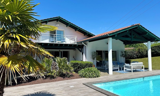 Saint-Pierre-d'Irube Villa | Architect-designed villa 10 minutes from Biarritz: heated pool + gym
