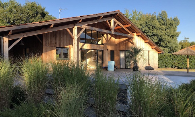 Azur House | ARCHITECT HOUSE, sleeps 6-8, HEATED SWIMMING POOL, SEA AND LAKE, PMR access