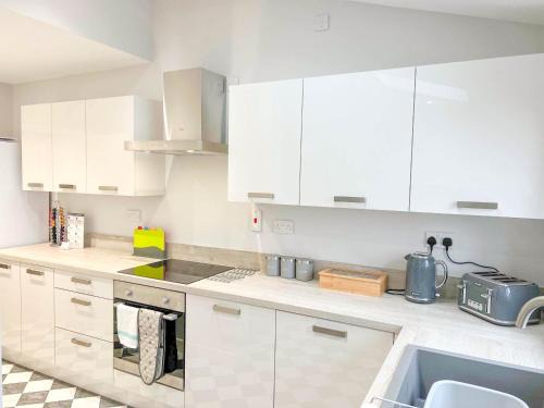 Bloxwich House | Arden House -Modern, Stylish 3-bed near Solihull, NEC, Resorts World, Airport,HS2