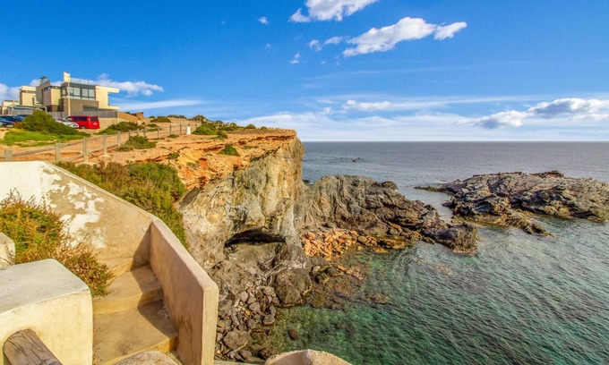 Cabo de Palos House | Are you dreaming of a vacation by the sea with the whole family? Then take a closer look at this bea