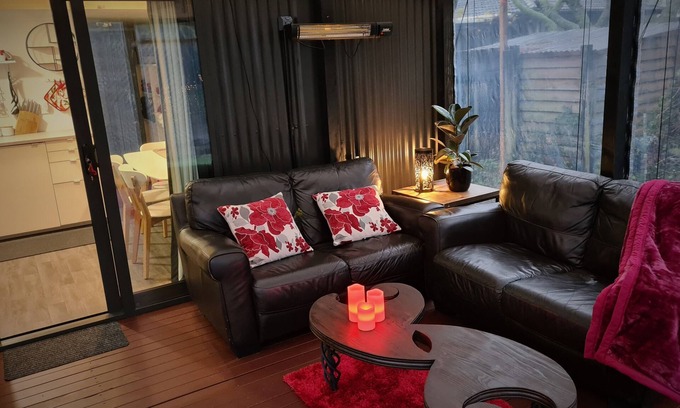 Pukehangi House | Arias Farmlet Tiny Home - quiet bungalow with breakfast, spa, animals to feed