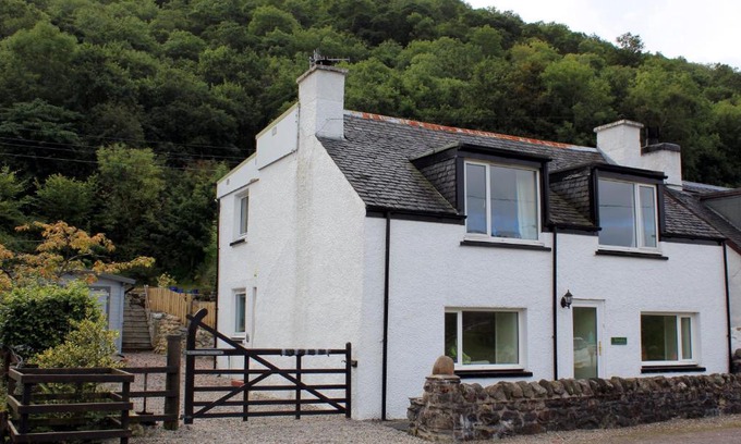 Glencoe House | Arivonie Lochside Cottage
