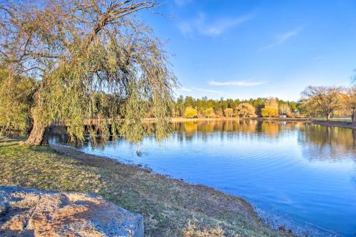 Pinetop-Lakeside House | Arizona Getaway with Fire Pit, BBQ and On-Site Lake!