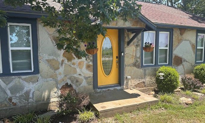 Highfill Other | Arkansas “giraffe” farm house - Buttercup Cottage