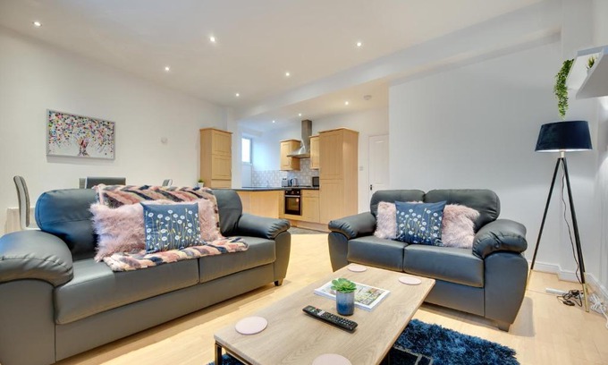 Gosforth Apartment | Armstrong Apartments - By Week2Week