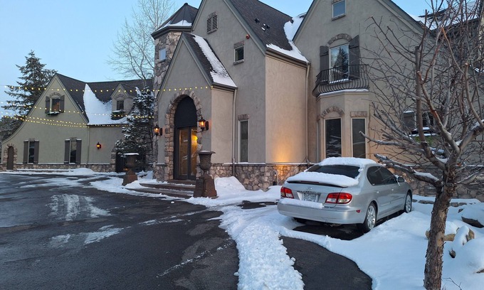 Doubleheader Bed & Breakfast | Arrowhead Manor B&B