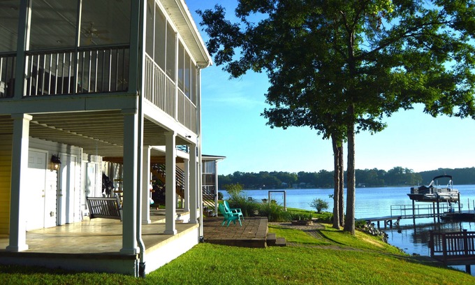 Prosperity House | Arrows Landing: Relax with Lake Murray view on a quiet cove. Kayaks and firepit!