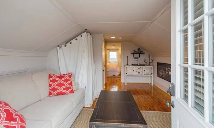 South Nashville Apartment | Artist-Owned Loft Apartment 5 mins to Downtown Nashville in Wedgewood Houston!