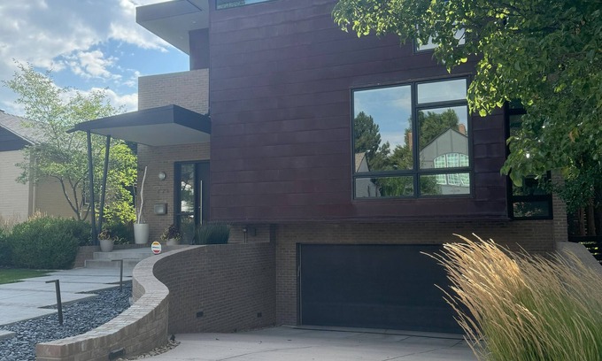 Hilltop House | Artistic and Modern 3-bedroom house with art studio and open creative space