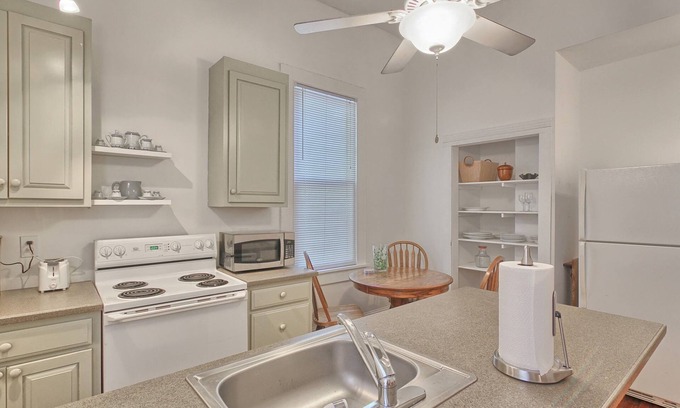 Wilmington Apartment | Arts and Antiques flat - sleeps 4!