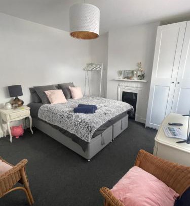 Barling House | Artsy Minimalist Suite