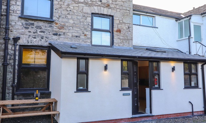 Kendal Cottage | ARYELLE HOUSE, pet friendly, with open fire in Kendal