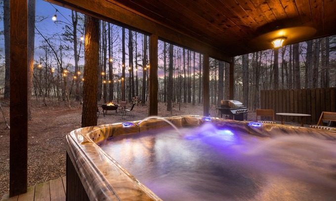 Broken Bow Cabin | As Seen on HGTV! Central Location l Hot Tub l Pool Table l King Bed