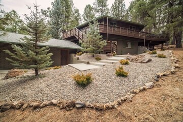 Kachina Village Cabin | **As Seen on TV**- Enjoy the pines in a hot tub