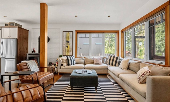 South Cambie Apartment | Ash & Iron | Lake | Hot Tub | Fire Pit | Gym | Yard