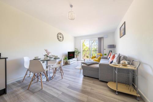 Staines Apartment | Ash View Place 3 -Heathrow - Thorpe Park - Free Parking