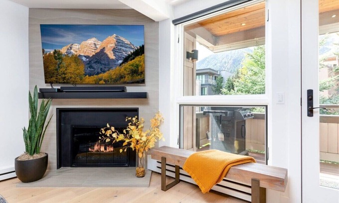 Aspen Apartment | Aspen Core Renovated 2 BR, 2 BA with AC