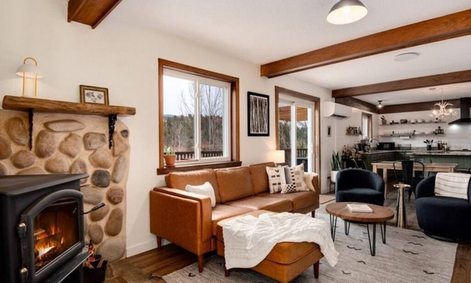 Bailey Cabin | Aspen Glow Cabin - a charming 2-bedroom cabin with mountain views & wood stove