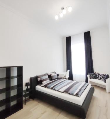 Palace District Apartment | Astoria 3 Bdrm Apartment