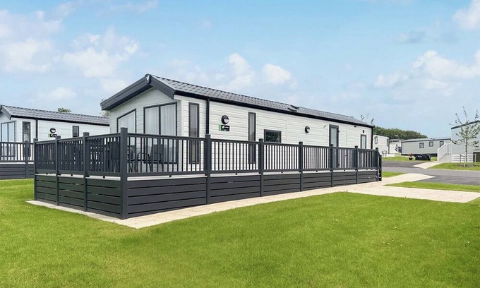 Cross Inn House | Astoria Caravan Decking