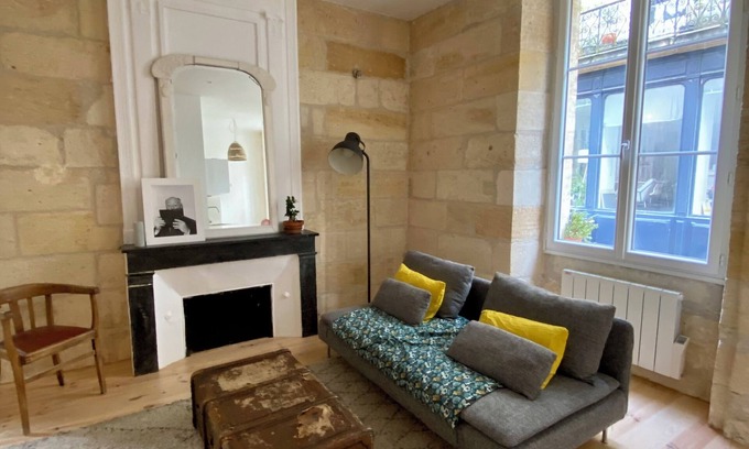 Hotel de Ville - Quinconces Apartment | At the foot of the Grosse Cloche Superb apartment with character