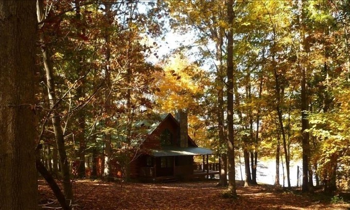 Nicholson Cabin | Athens Log Cabin Getaway -Private Lake, Campfire, Serenity