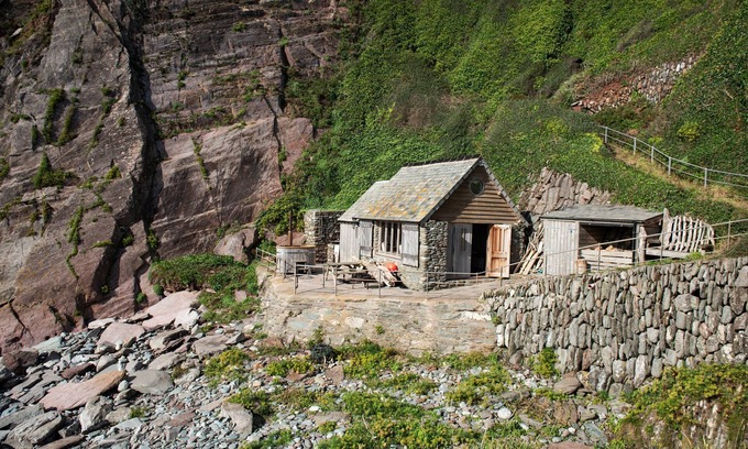 Newton Ferrers Cabin | Atlantis - a boathouse that sleeps 2 guests in 1 bedroom