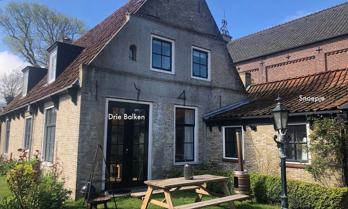 Hollum Apartment | Atmospheric overnight stay in a historic commander's house!