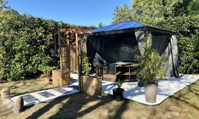 Illats Cottage | Attractive designer gîte with garden and jacuzzi, between Bordeaux and the Graves vineyards