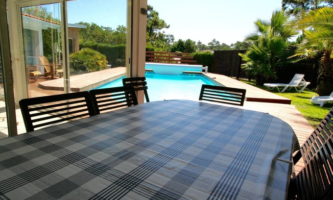L'Herbe House | Attractive villa with pool in walking distance to ocean and bay beach