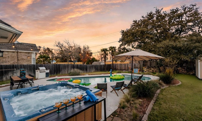 Woods Of Brushy Creek House | ATX Arcade, Theater, & Poolside Oasis! Pet & Kid Friendly!