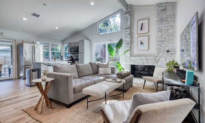 Franklin Park House | ATX, Hot Tub, 5 Beds 2 Bath, Pets, BBQ, Backyard